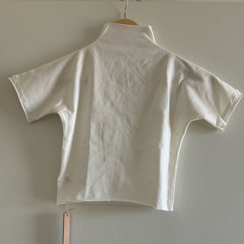 SKIMS Raw Edge Crop Top. Size XS in Marble (White)